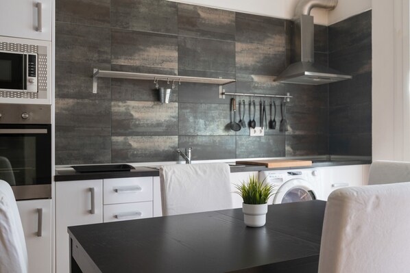 Geladeira, micro-ondas, fogão, cooktop