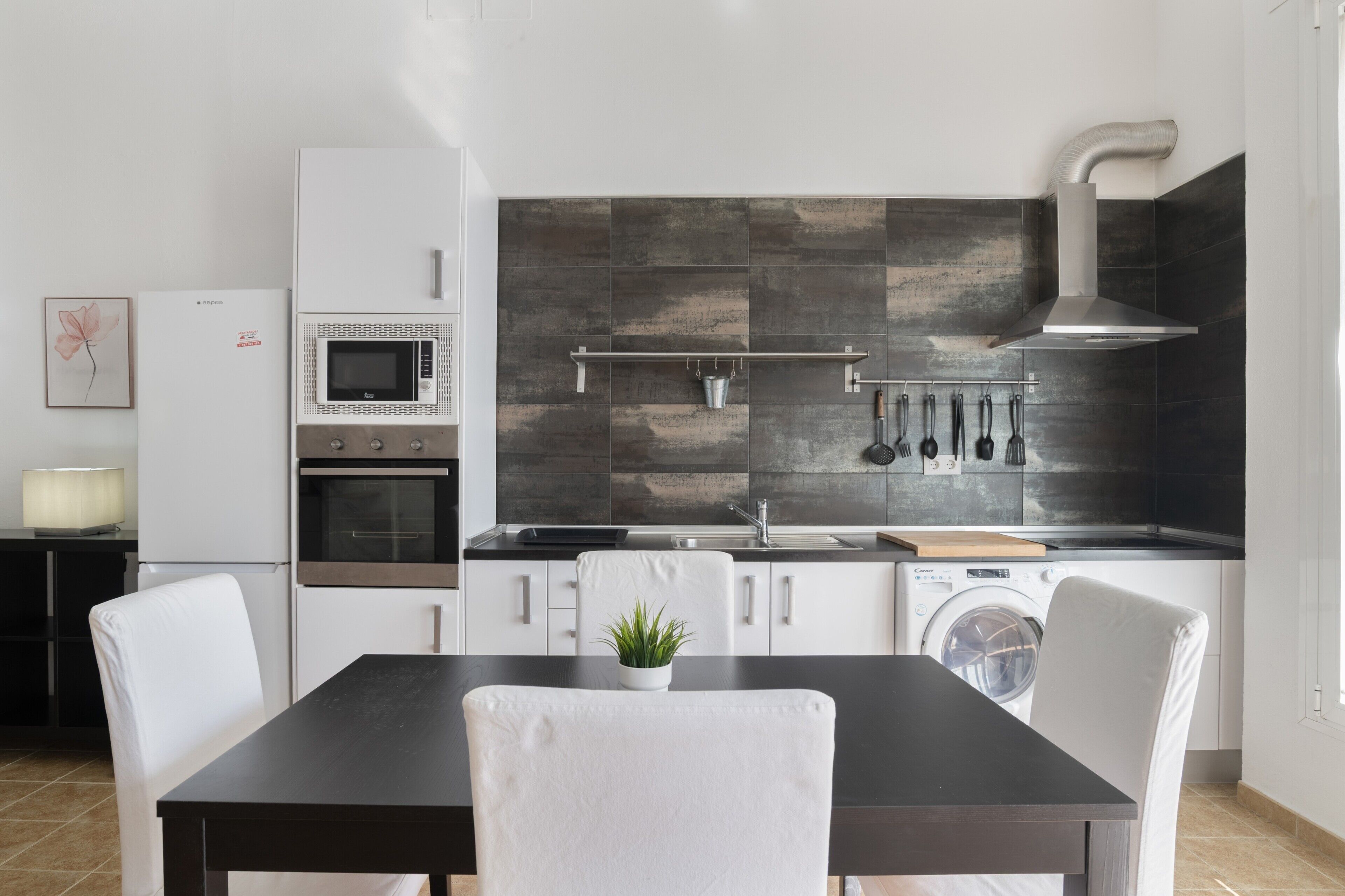 Jääkaappi, mikroaaltouuni, uuni, liesi