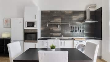 Jääkaappi, mikroaaltouuni, uuni, liesi