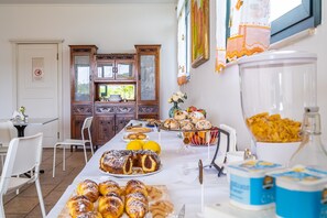 Dining - Room 'Al Palmento - Mille E Una Notte R11' with Shared Pool, Wi-Fi and Air Conditioning (Siracusa)