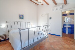 1 bedroom, iron/ironing board, free WiFi, bed sheets - Room 'Al Palmento - Mille E Una Notte R11' with Shared Pool, Wi-Fi and Air Conditioning (Siracusa)