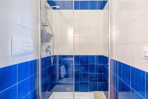 Shower, hair dryer, towels - Room 'Al Palmento Relais - Nerello R1' with Shared Pool, Wi-Fi and Air Conditioning (Siracusa)