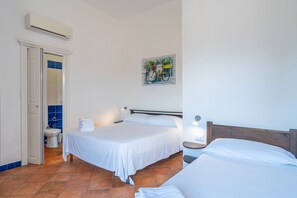 1 dormitorio, tabla de planchar con plancha, wifi gratis y ropa de cama