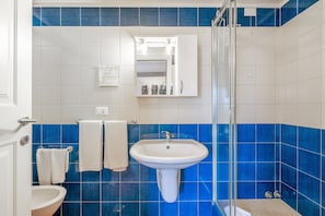 Shower, hair dryer, towels - Room 'Cabernet R12' with Shared Pool, Wi-Fi and Air Conditioning (Siracusa)