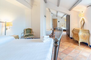 1 chambre, fer et planche à repasser, Wi-Fi gratuit, draps fournis