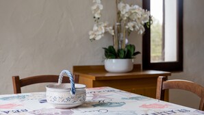 A table with a bowl and a potted orchid. - Apartment 'Nibaru 1 Mare' with Shared Terrace, Shared Garden and Wi-Fi (Budoni)