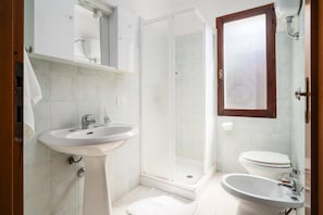 Shower, hair dryer, towels - Apartment 'Nibaru 1 Mare' with Shared Terrace, Shared Garden and Wi-Fi (Budoni)
