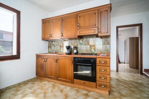 Frigorifero, forno, piano cottura, lavastoviglie