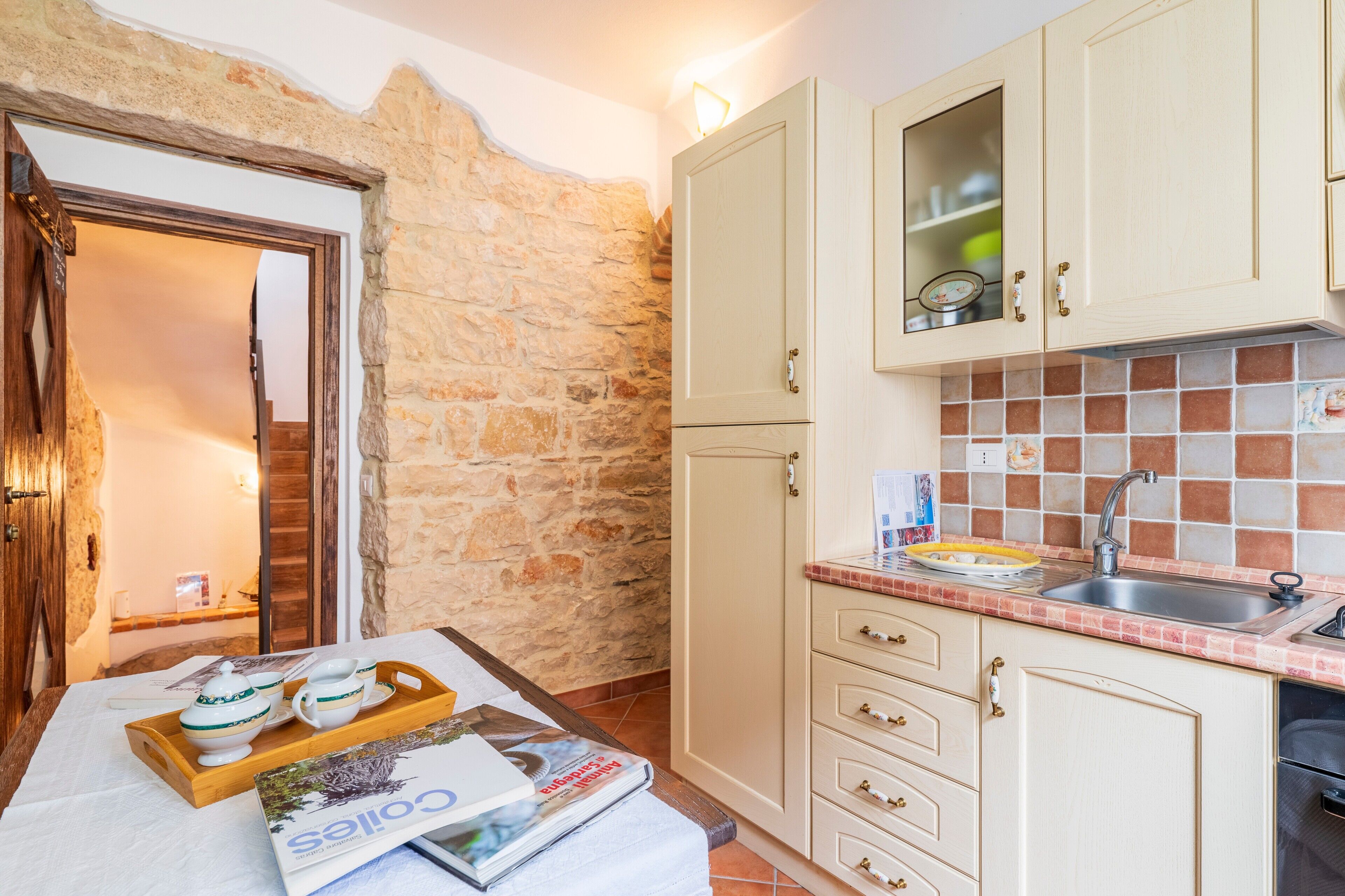 Frigorifero, forno, piano cottura, macchina per tè/caffè