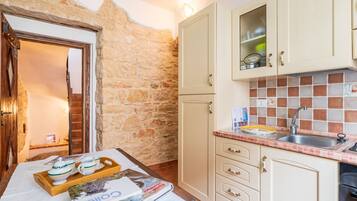 Frigorifero, forno, piano cottura, macchina per tè/caffè