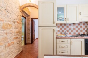 Fridge, oven, stovetop, coffee/tea maker