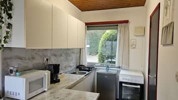 Microondas, horno, placa de cocina, utensilios de cocina