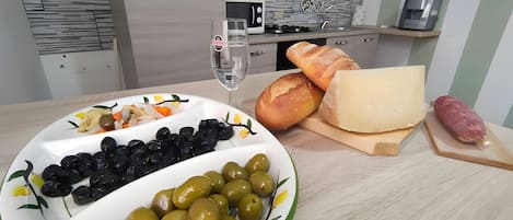 冷蔵庫、電子レンジ、オーブン、コンロ