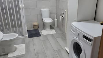 Dusch, hårtork och handdukar