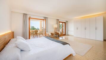 4 slaapkamers, een strijkplank/strijkijzer, gratis wifi, beddengoed