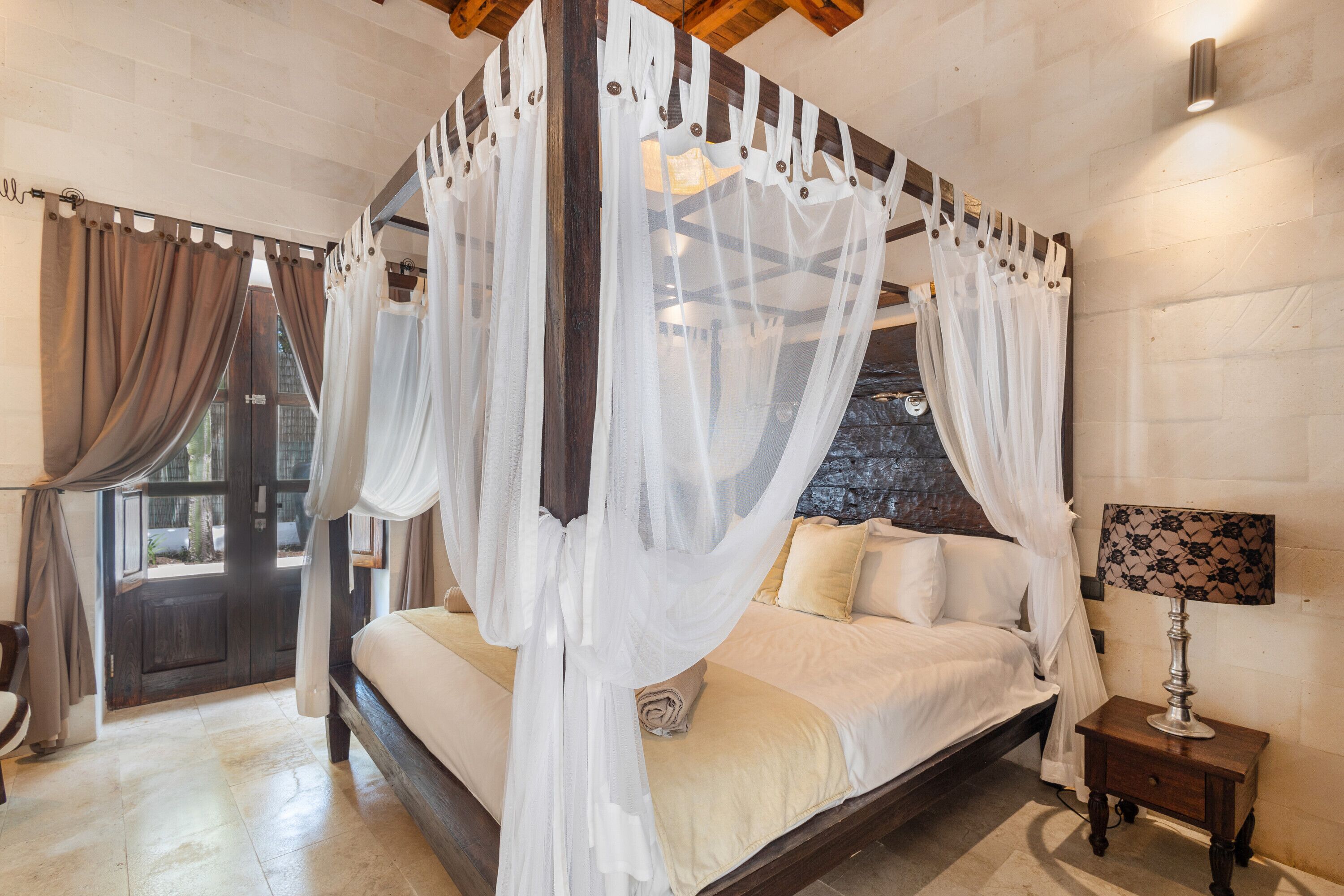 4 slaapkamers, een strijkplank/strijkijzer, gratis wifi, beddengoed