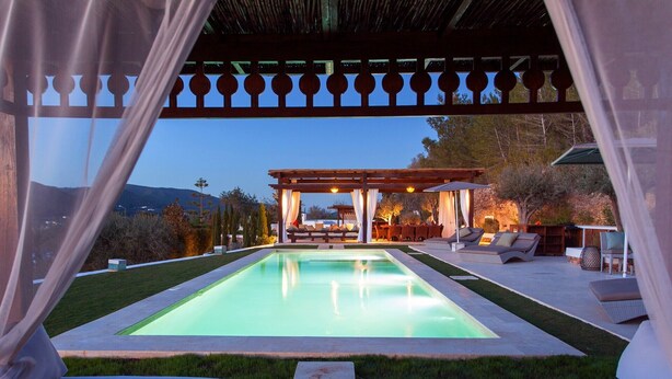 A pool with a pergola and outdoor seating area. - Beautiful luxury villa in Ibiza with Wi-Fi and air conditioning (Illes Balears)