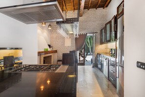 Fridge, microwave, oven, stovetop - Beautiful luxury villa in Ibiza with Wi-Fi and air conditioning (Illes Balears)