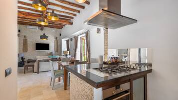 Jääkaappi, mikroaaltouuni, uuni, liesi