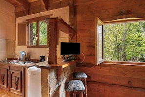 Frigorífico, placa de cocina, cafetera o tetera y hervidor eléctrico