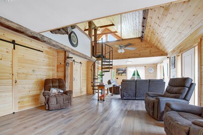 Private Farm Setting w/ 7-bedroom cabin & pond, Plus 3 acres of yard space