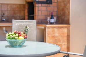 A table with a fruit bowl containing apples, bananas, and a pineapple. - Apartment 'La Casa Verde' with Sea Views, Wi-Fi, and Air Conditioning (Las Casas)