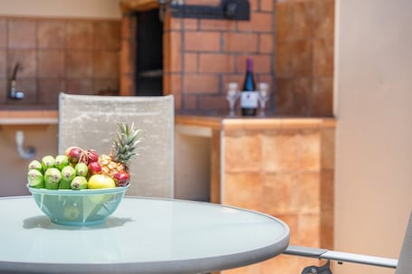 Outdoor dining. Apartment 'La Casa Verde' with Sea View, Wi-Fi and Air Conditioning