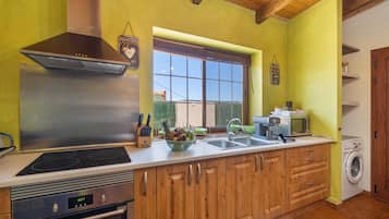 Kylskåp, mikrovågsugn, ugn och spishäll