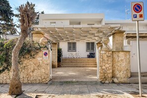 Exterior - Holiday Home 'Luce Sulla Spiaggia' with Private Garden and Air Conditioning (Torre San Giovanni)
