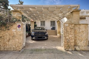 Property grounds - Holiday Home 'Luce Sulla Spiaggia' with Private Garden and Air Conditioning (Torre San Giovanni)