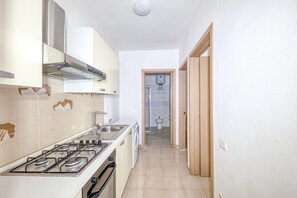 Fridge - Holiday Home 'Luce Sulla Spiaggia' with Private Garden and Air Conditioning (Torre San Giovanni)