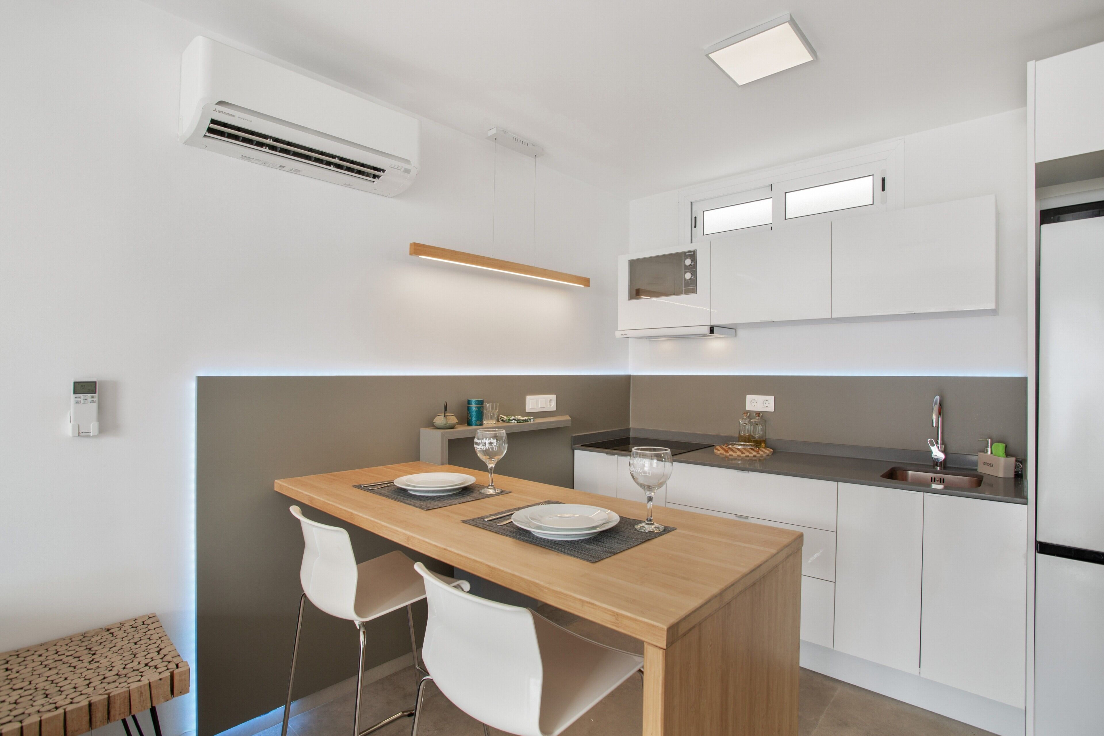 Kjøleskap, mikrobølgeovn, kokeplater og kaffetrakter/tekoker