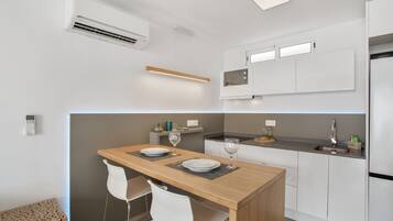 Kjøleskap, mikrobølgeovn, kokeplater og kaffetrakter/tekoker