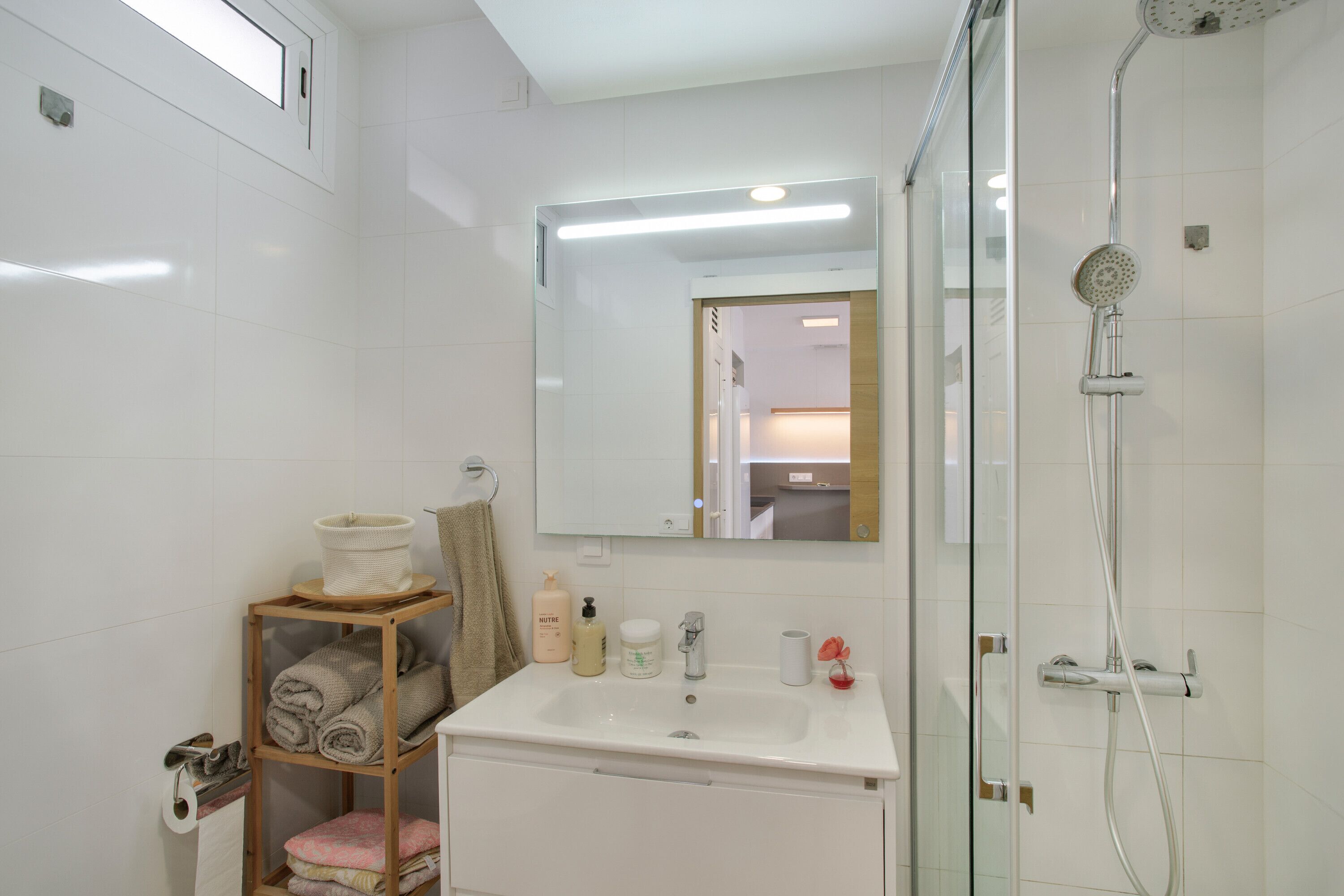 Dusj, hårføner og håndklær