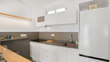 Kjøleskap, mikrobølgeovn, kokeplater og kaffetrakter/tekoker