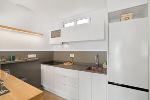 Frigorifero, microonde, piano cottura, macchina per tè/caffè