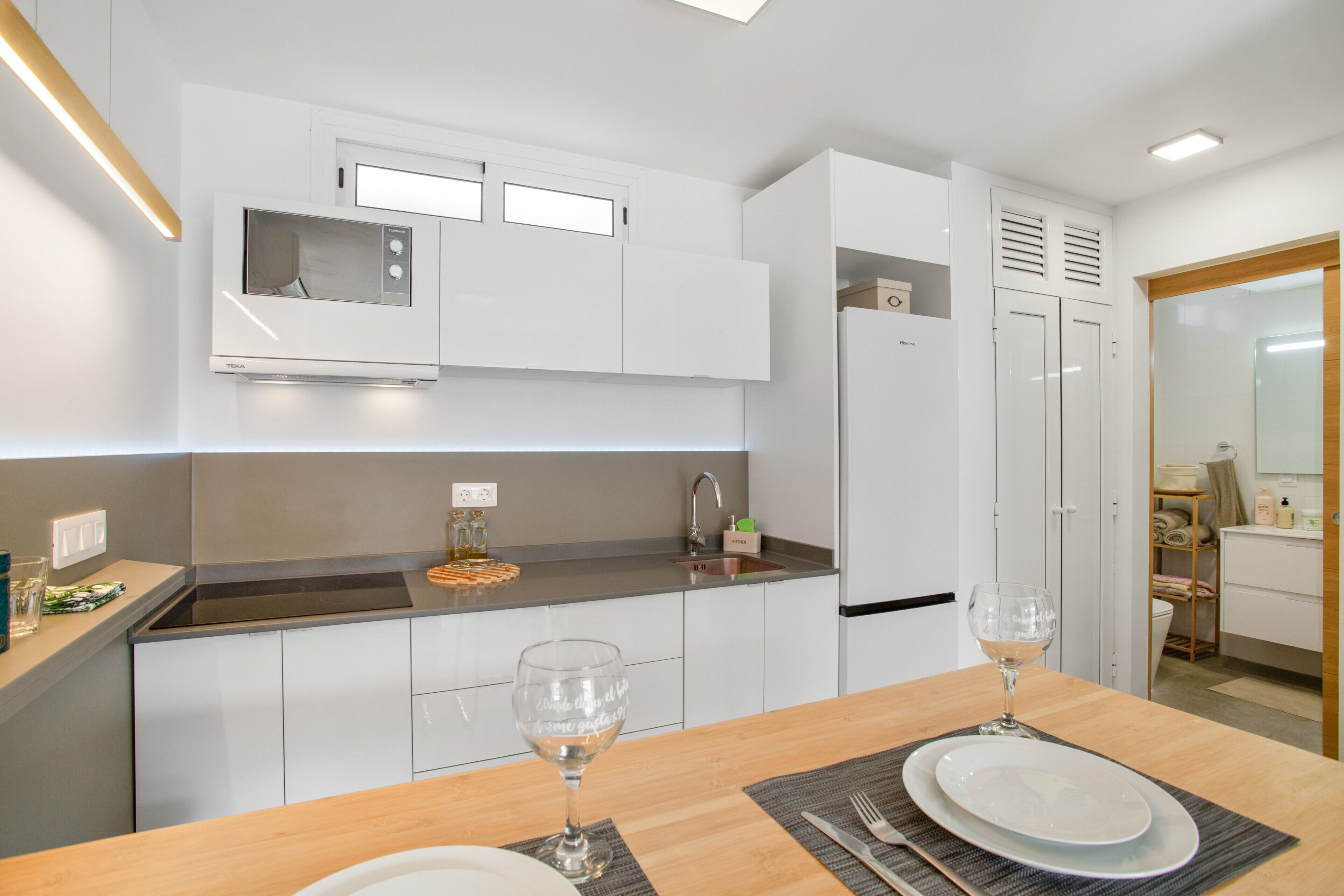 Kjøleskap, mikrobølgeovn, kokeplater og kaffetrakter/tekoker