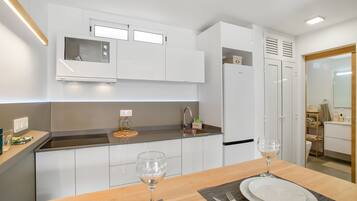 Kjøleskap, mikrobølgeovn, kokeplater og kaffetrakter/tekoker