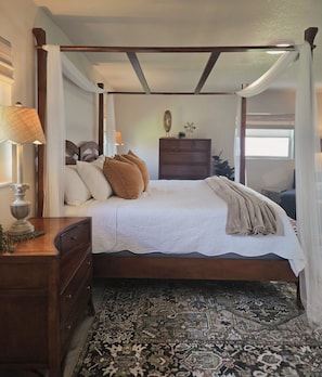 3 bedrooms, desk, iron/ironing board, travel cot