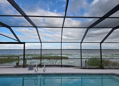 Nature Lover's Lake & Pool Home/Sleeps 10/7 Beds - 2 Kings!