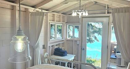 The Boat House: Your Cozy Lakeside Getaway on Wymer Lake