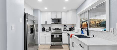 Jääkaappi, mikroaaltouuni, uuni, liesi