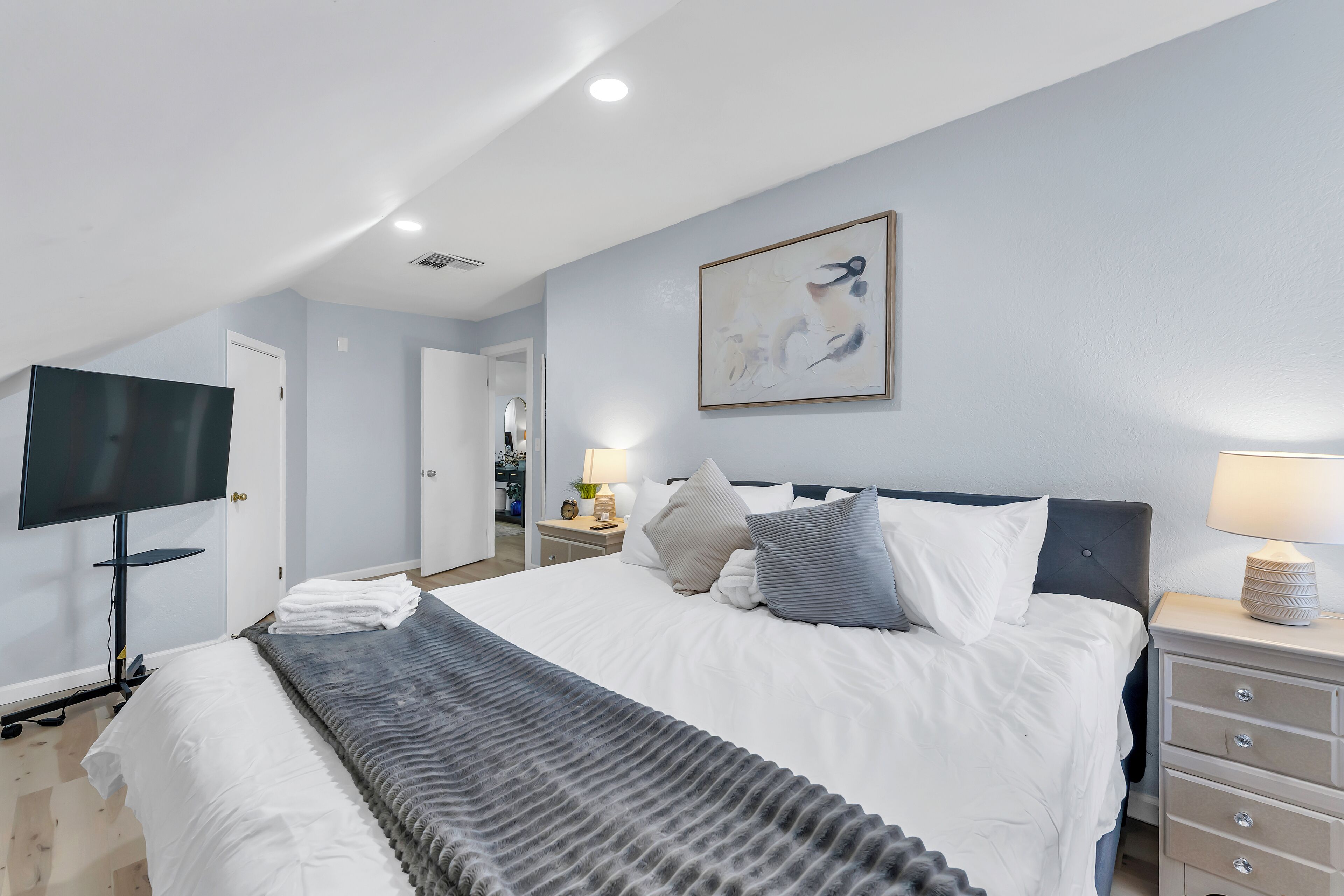 4 bedrooms, iron/ironing board, WiFi, bed sheets