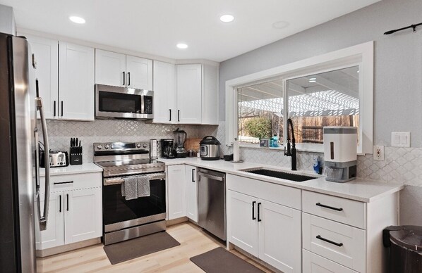 Kylskåp, mikrovågsugn, ugn och spishäll