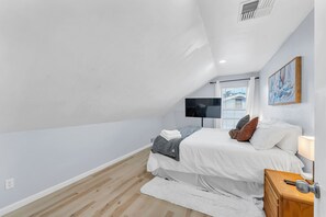 4 bedrooms, iron/ironing board, WiFi, bed sheets