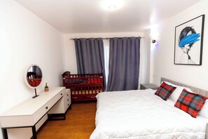 2 Schlafzimmer, Schreibtisch, Bügeleisen/Bügelbrett, Reisekinderbett