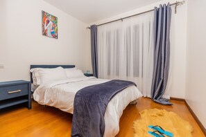 2 chambres, bureau, fer et planche à repasser, lit parapluie