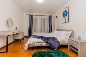 2 habitaciones, escritorio y tabla de planchar con plancha 