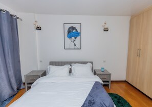 2 soverom, skrivebord, strykejern/-brett og reiseseng for barn