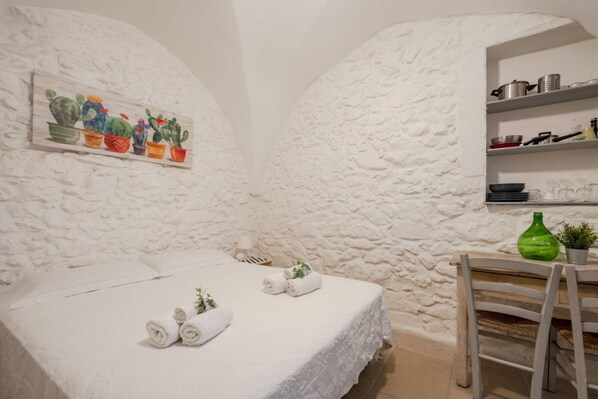 Iron/ironing board, WiFi, bed sheets